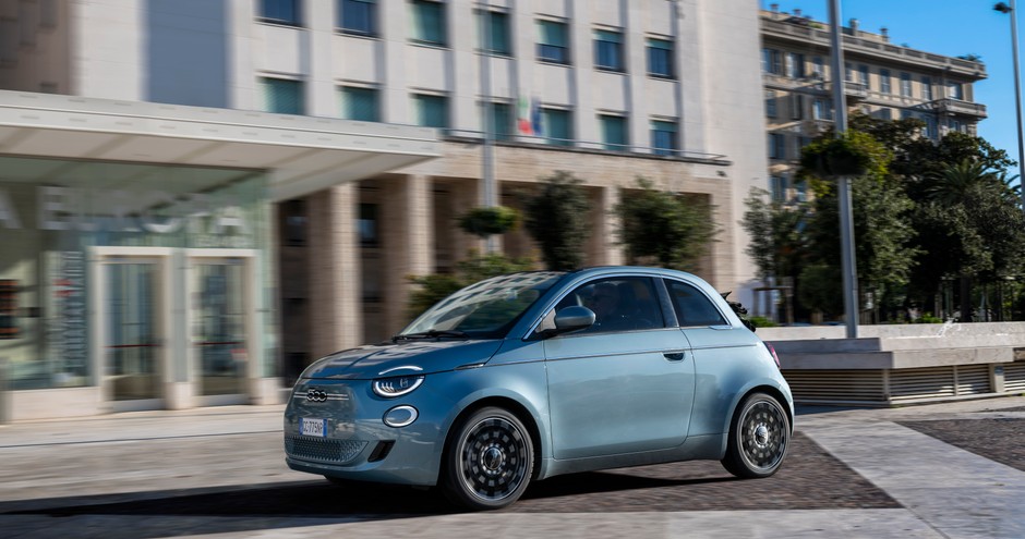 Elektryczny Fiat 500 zostaje autem piłkarskich Mistrzów Europy