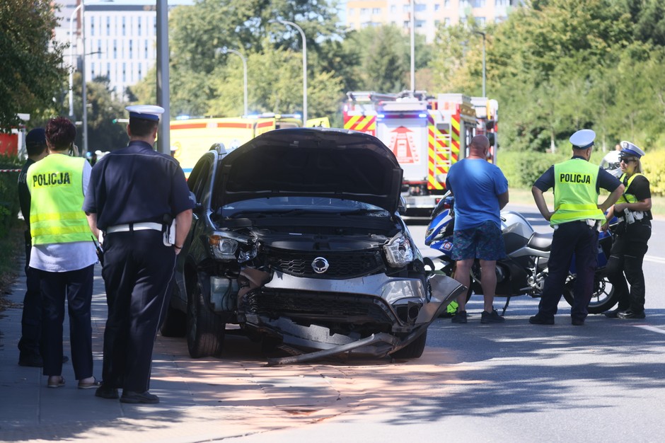 Samochód wjechał w przystanek na warszawskim Mokotowie. Dwie osoby nie żyją