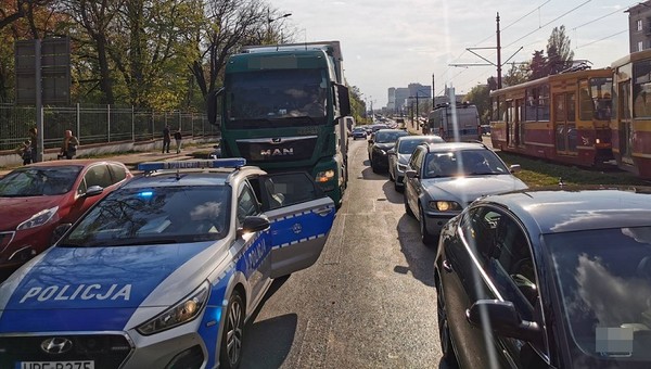 TIR blokował ulicę w Łodzi. Świadkowie byli w szoku, gdy zobaczyli kierowcę