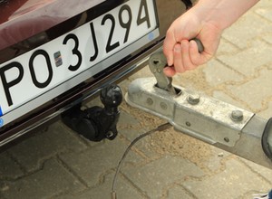 Nawet 30 tys. zł i 500 zł za każdy dzień: tyle kosztują błędy przy jeździe z przyczepą