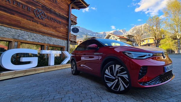 Sprawdziliśmy nowego elektrycznego SUV-a coupe