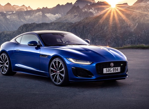 Jaguar F-Type po liftingu - trzy skoki i 25 pętli, czyli dwie premiery