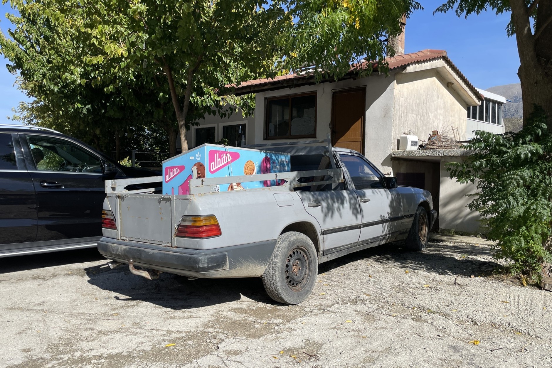 Mercedes W124 przerobiony na pikapa spotkany w Albanii