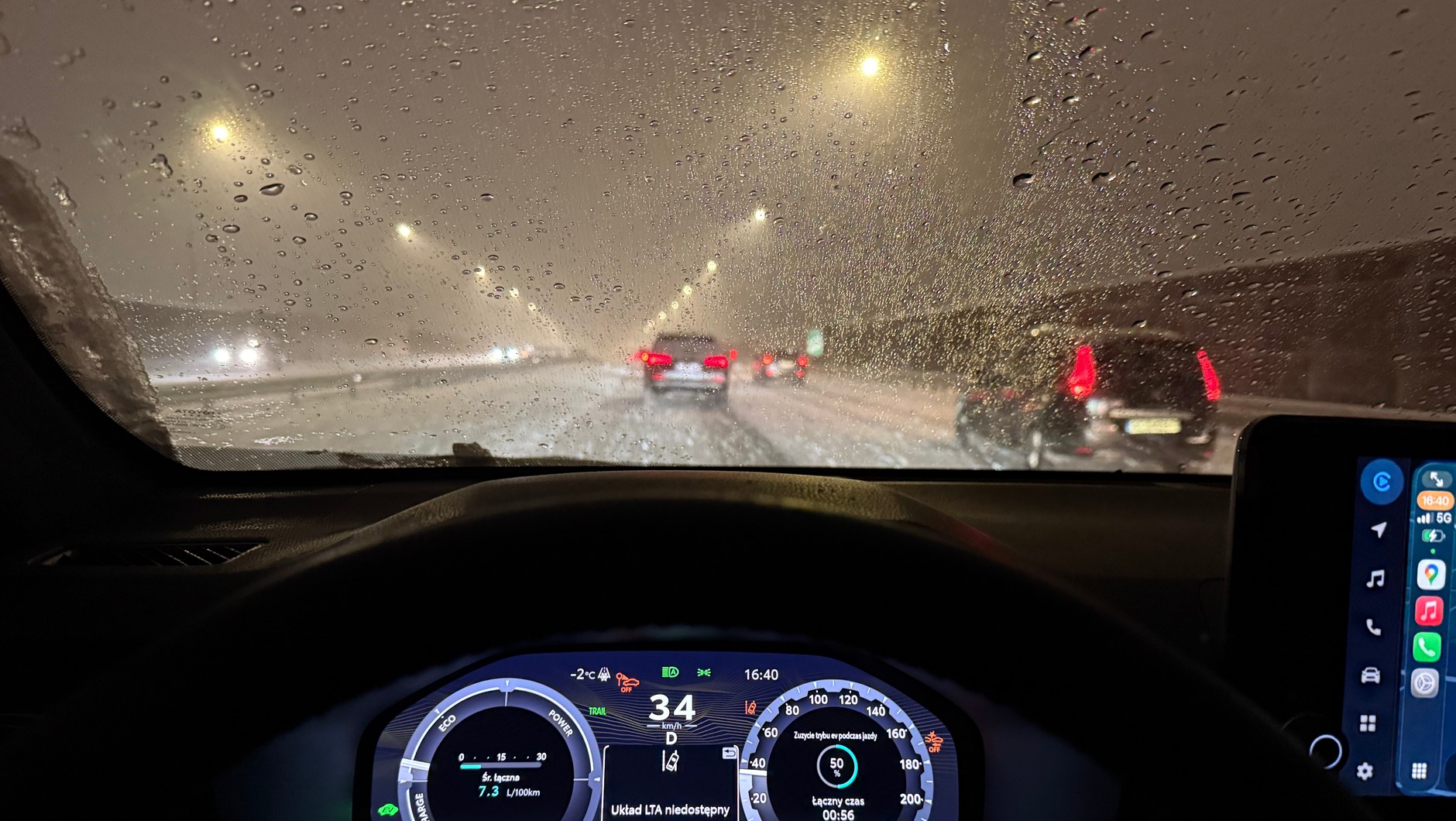 Gdy zaczyna padać śnieg, na polskich autostradach od razu tworzą się zatory i spowolnienia