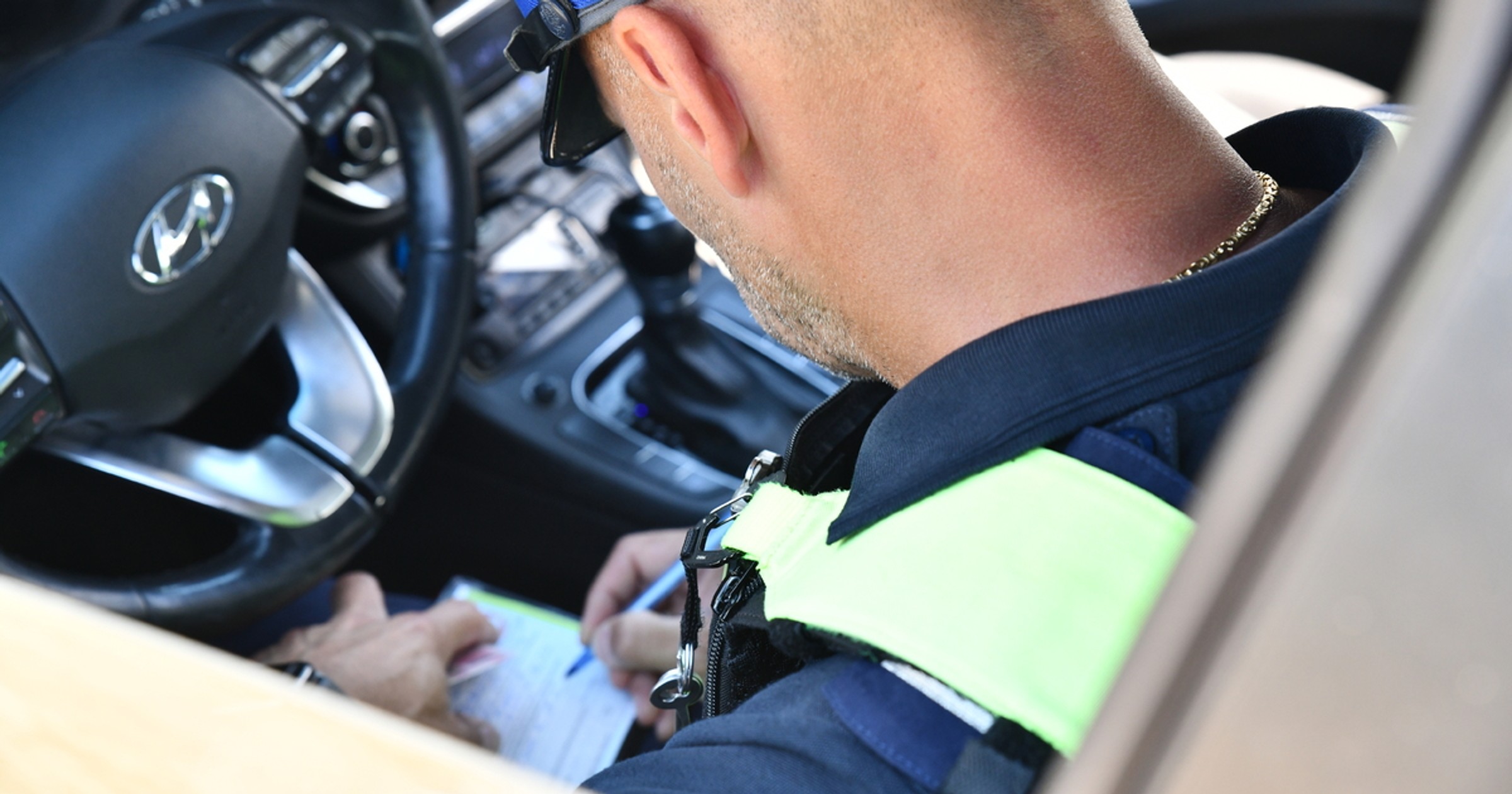 Policjant wypisujący mandat karny - zdjęcie ilustracyjne