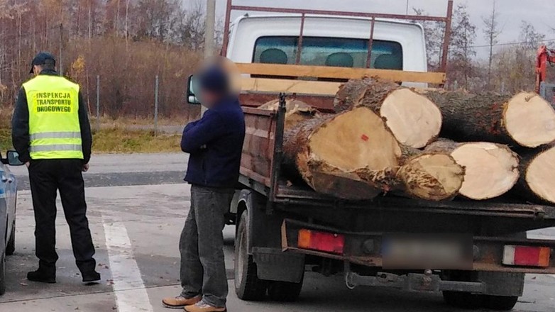 Pijany kierowca jechał przeładowanym samochodem