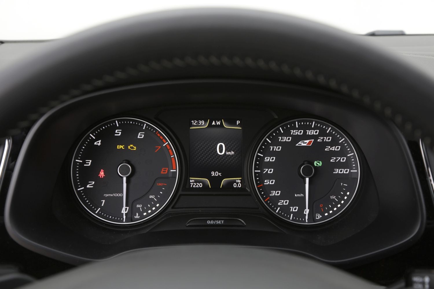 Nie wszystkie samochody mają wskaźnik temperatury cieczy chłodzącej silnika. Jeśli go nie ma, to informacja jest albo w komputerze, albo pokazuje się za pomocą niebieskiej kontrolki