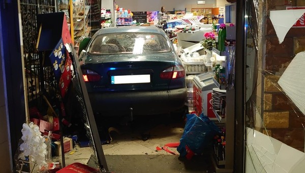 26-latka pojechała Lanosem na zakupy. Policjanci jeszcze nie brali udziału w takiej akcji [WIDEO]