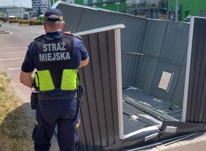 Nietypowa interwencja strażników miejskich. "Halo, fruwa garaż" [ZDJĘCIA]