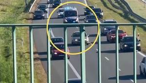 Karetka jechała po S7. Policja pokazała, jak zachowali się kierowcy [WIDEO]