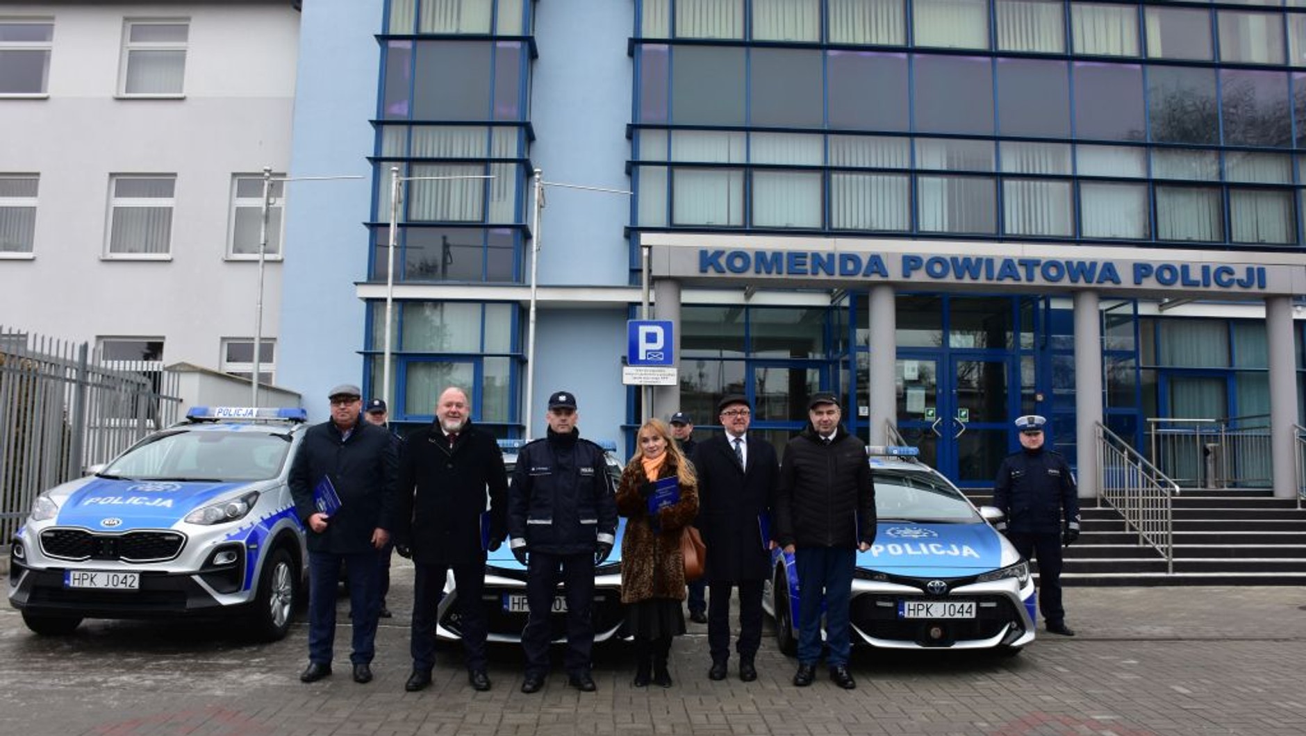 Policjanci z Jarosławia i politycy na tle nowych radiowozów