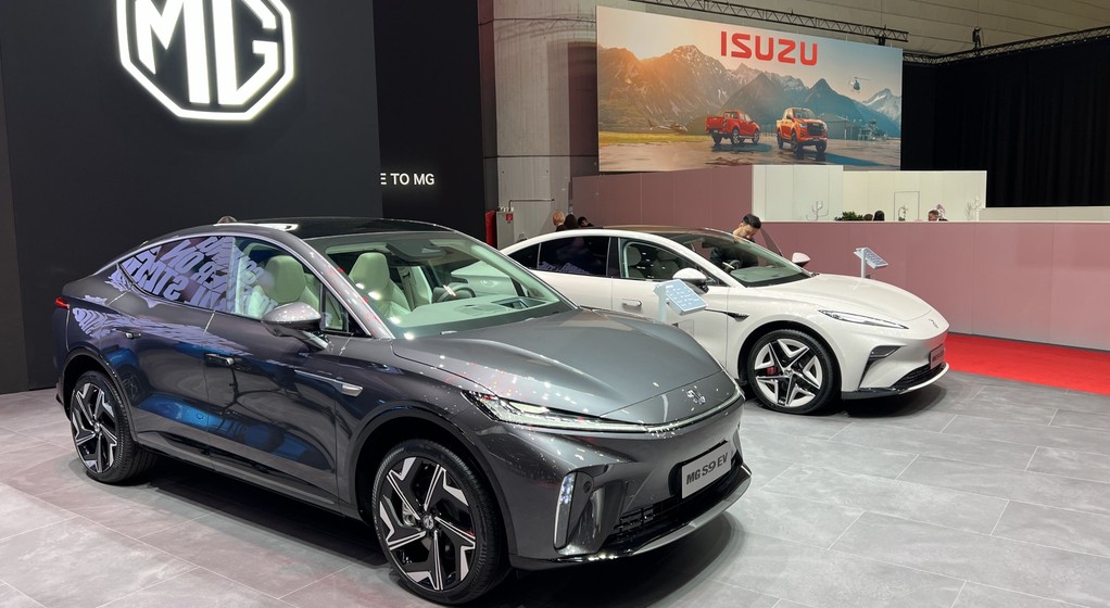 MG S9 EV (na pierwszym planie) i MG9 EV (Salon samochodowy w Genewie; 2024 r.)