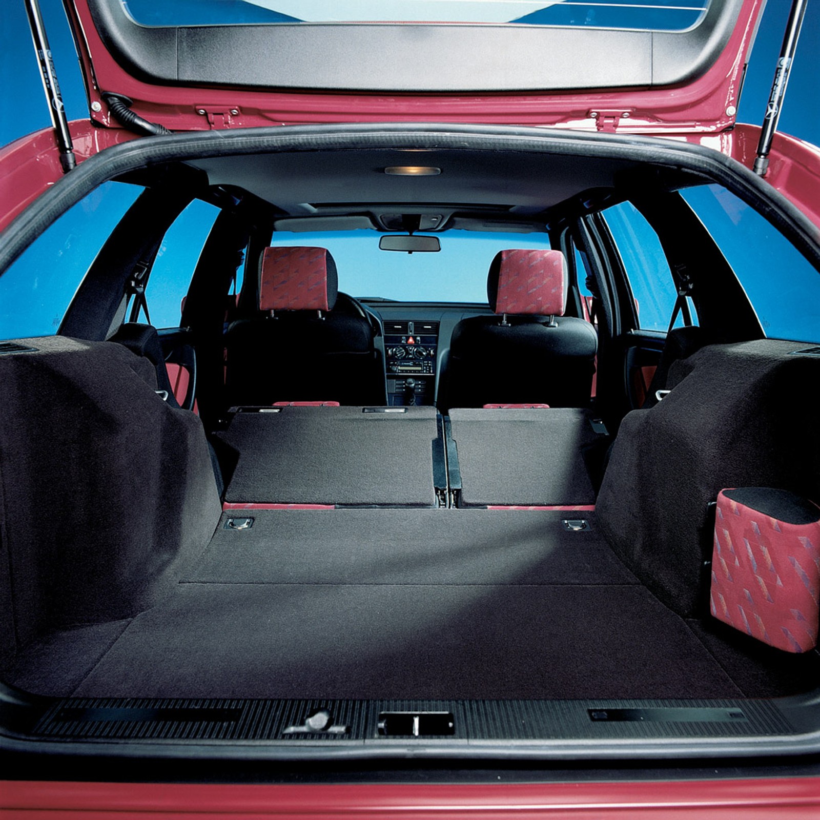 Mercedes klasy C, Nissan Primera, Toyota Avensis i VW Passat: cztery sposoby na tanie kombi