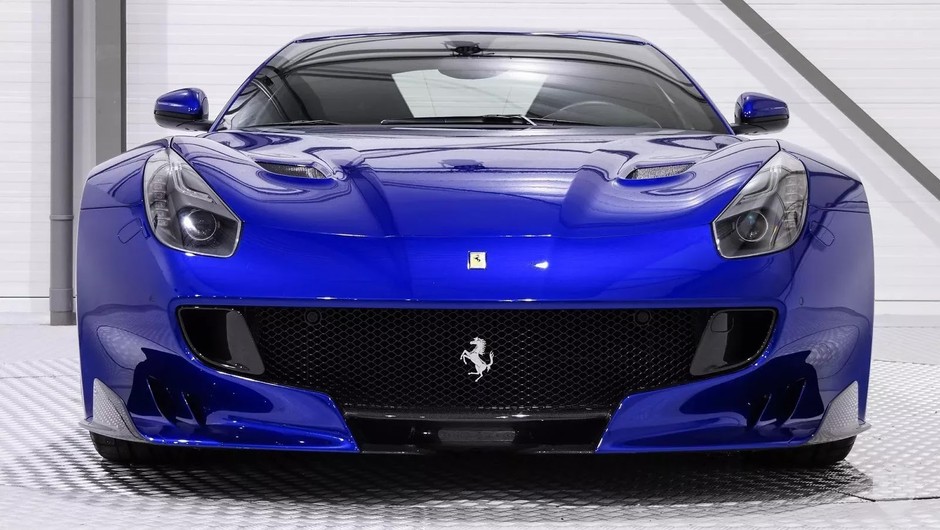 Elektryzująco niebieskie Ferrari F12dtf na sprzedaż