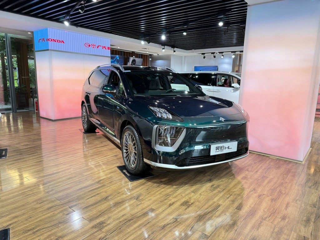 Luksusowy SUV - Hyptec HL. Wizualnie jego wnętrze robi świetne wrażenie, tego samochodu jednak nie zobaczycie w Polsce