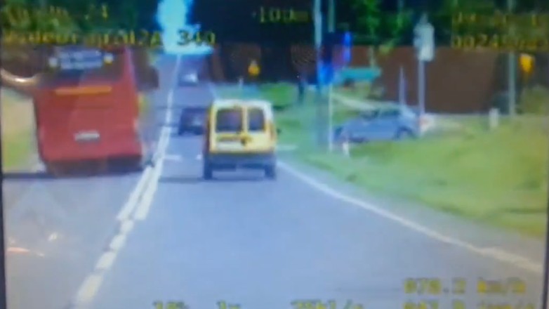 Kierowca autokaru wyprzedzał na skrzyżowaniu i na przejściu dla pieszych