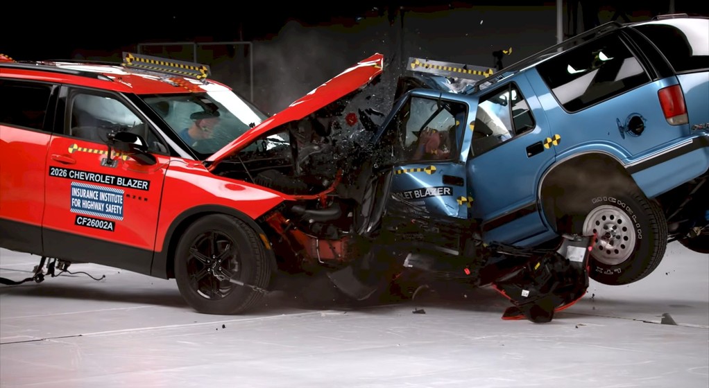 Test zderzeniowy Chevroletów Blazerów, które dzieli 30 lat
