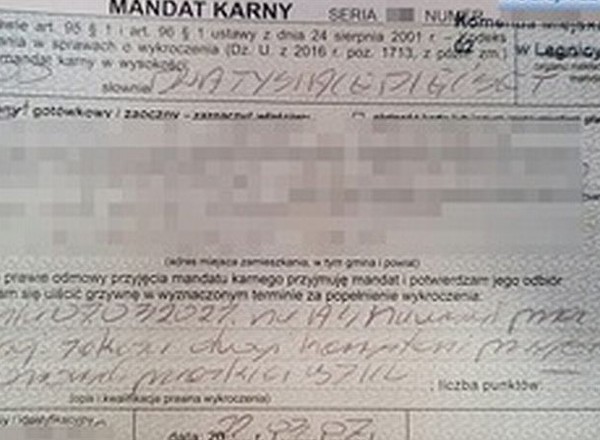Ratownicy pędzili do wypadku. Jeden kierowca nie stworzył "korytarza życia" i słono za to zapłacił
