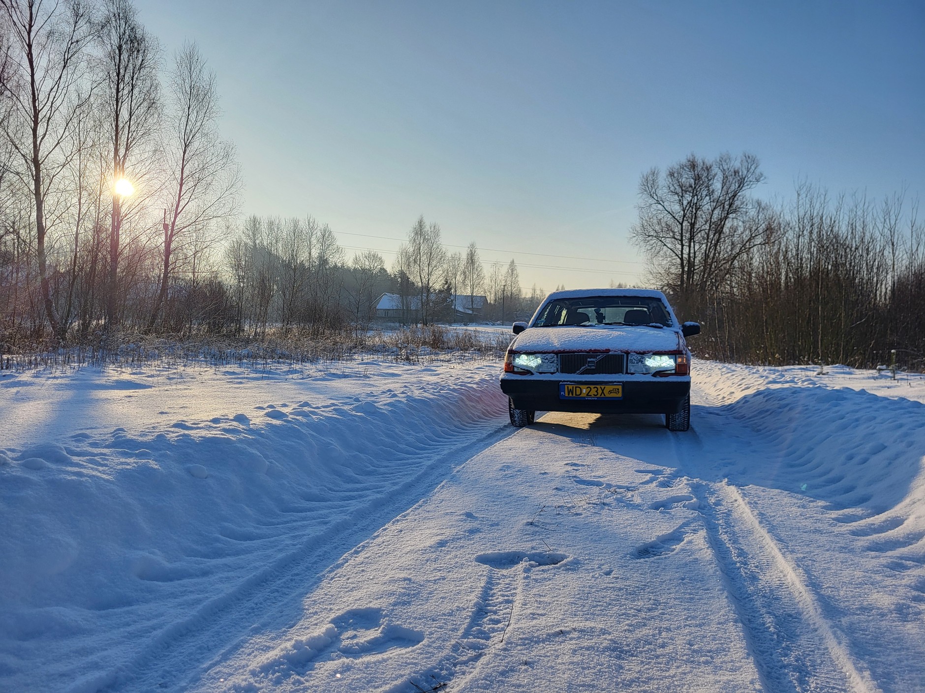 Ta droga nie zawsze jest tak pięknie odśnieżona, ale w tym roku ani razu nie utknąłem na oponach całorocznych w śniegu