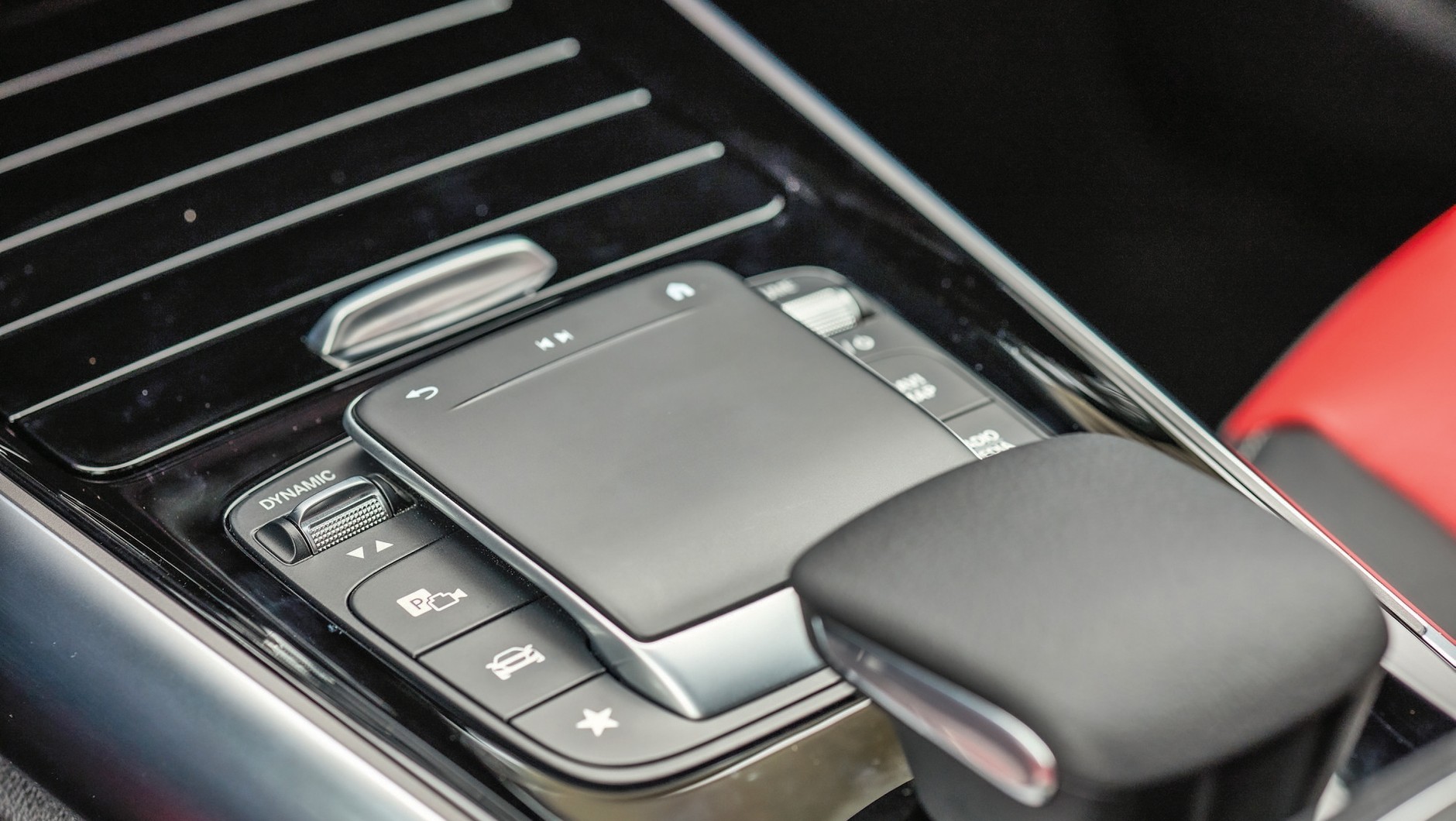 Mercedes GLA (II, 2022) - kierowca ma do dyspozycji gładzik, którym może alternatywnie sterować ekranem dotykowym.