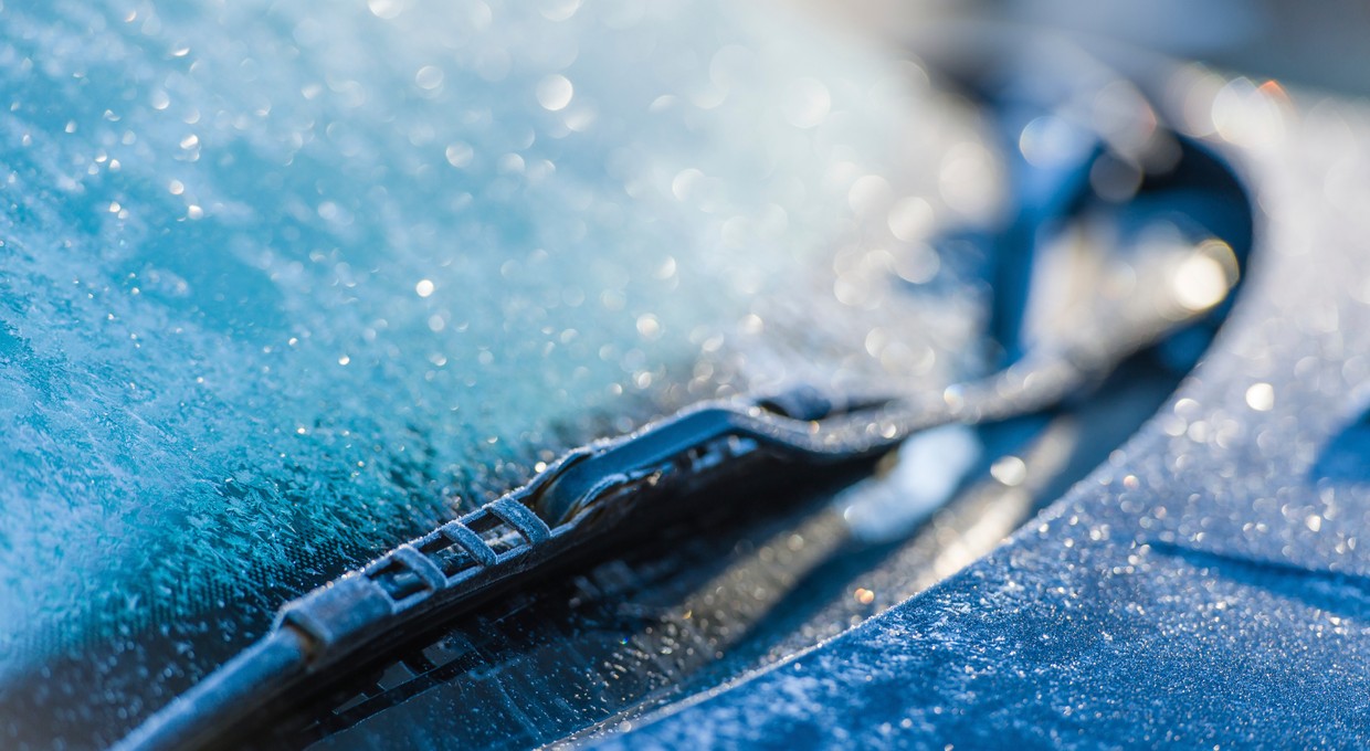 Ten zimowy "trik" szkodzi wycieraczkom. Eksperci ostrzegają przed popularnym błędem