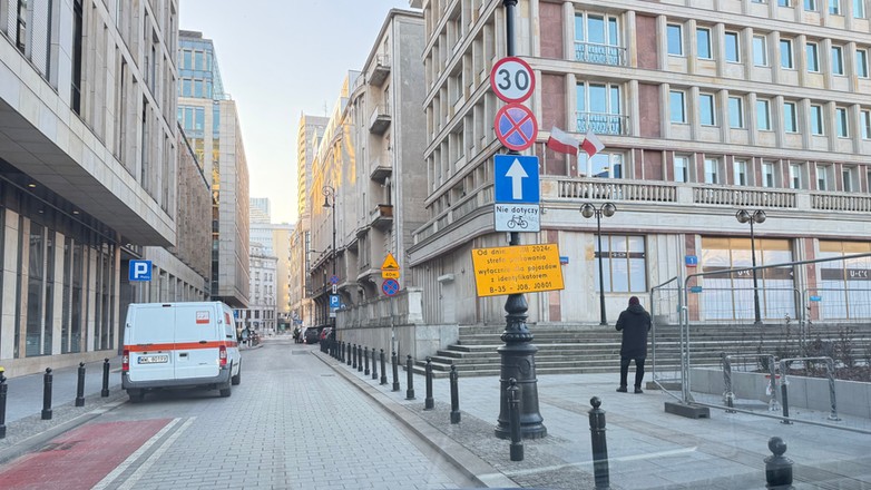 Pułapka zastawiona na kierowców w centrum Warszawy. Kilkanaście znaków na odcinku 100 metrów, nawet pięć znaków na jednym słupie – w tym najważniejszy, drobnym drukiem na białej tabliczce