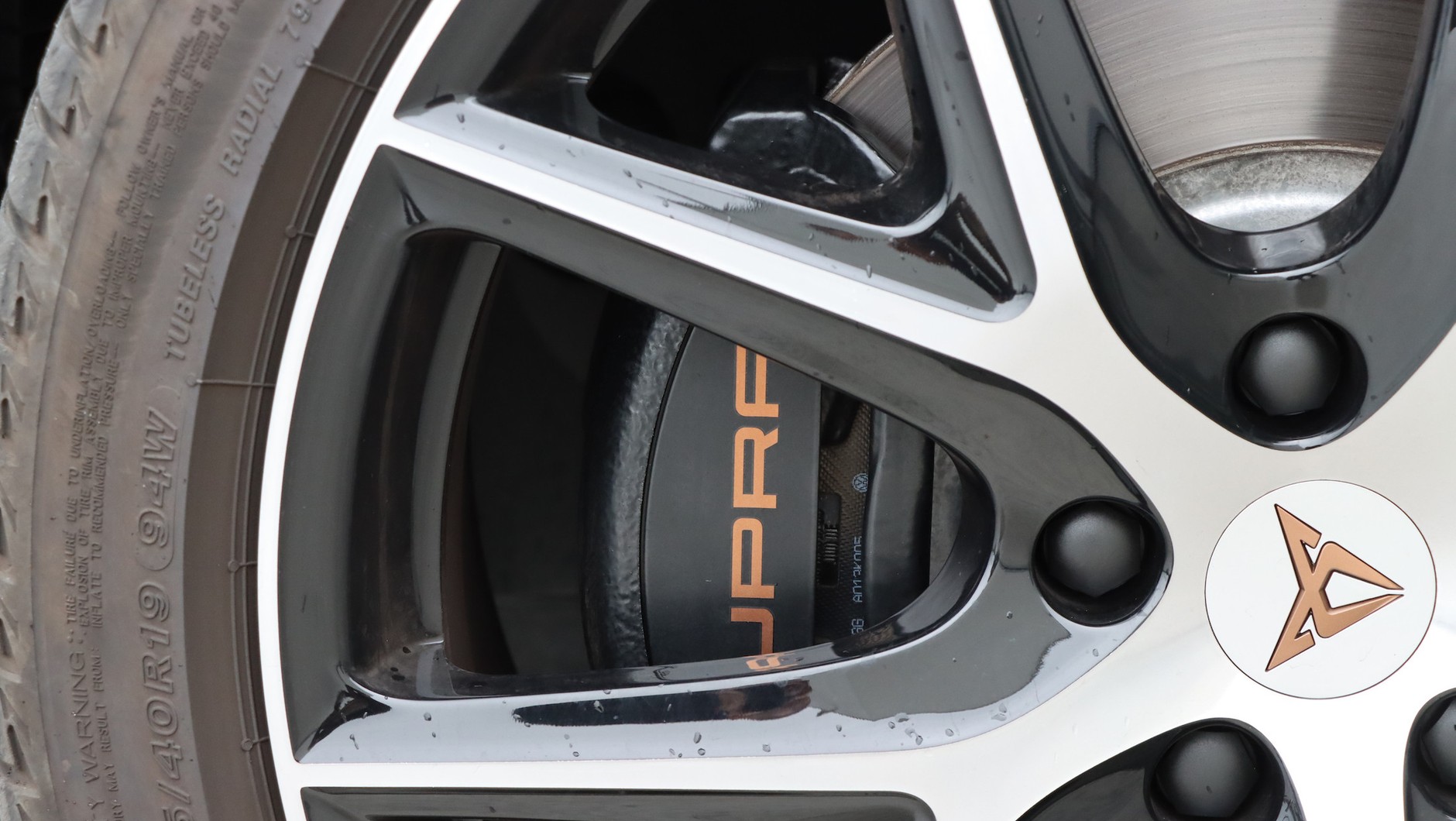 Czarne zaciski z napisem „Cupra” wyglądają efektownie, w opcji hamulce Brembo