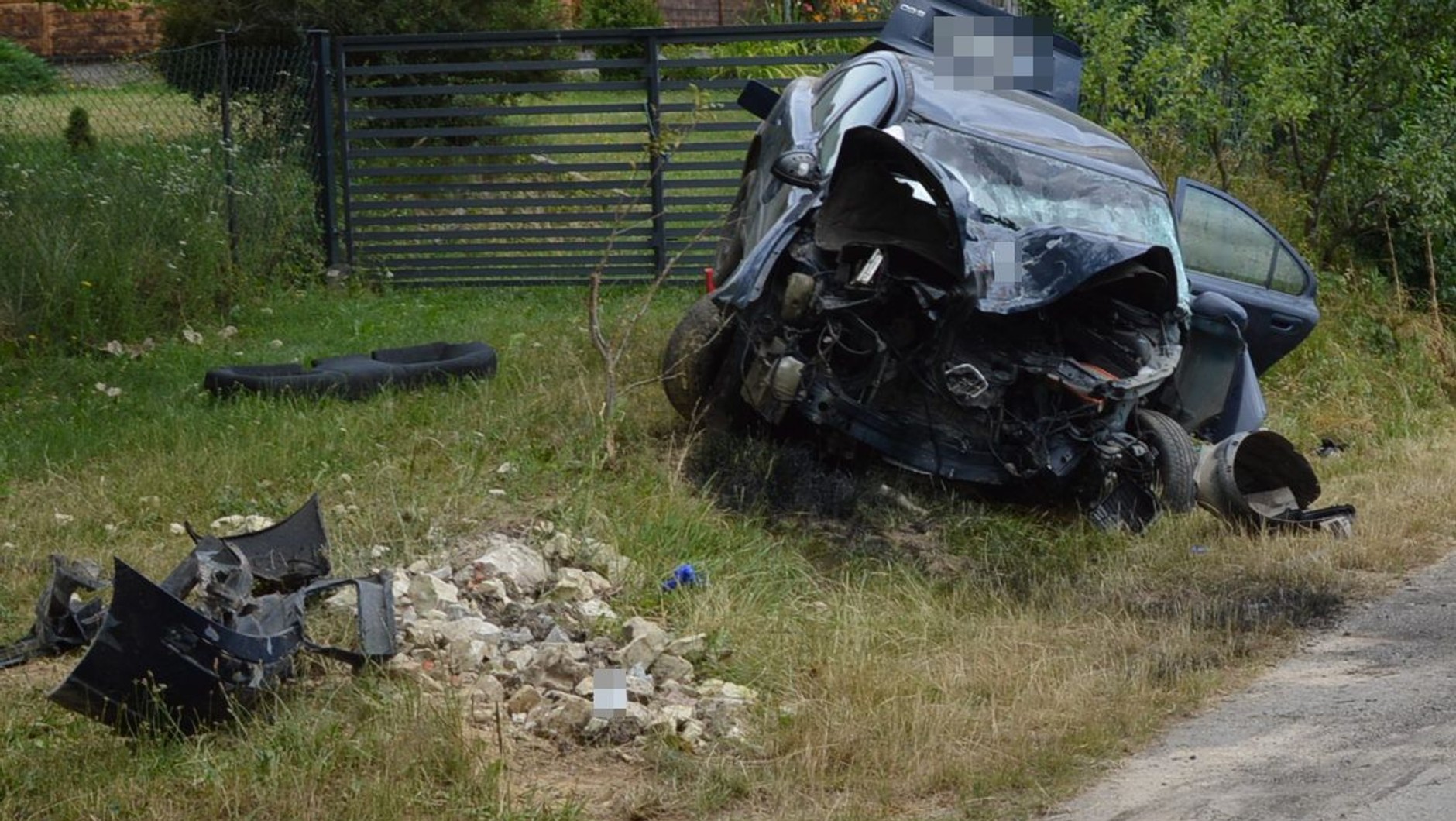 Wypadł na łuku drogi, zjechał na pobocze, wjechał w rów i uderzył w drzewo