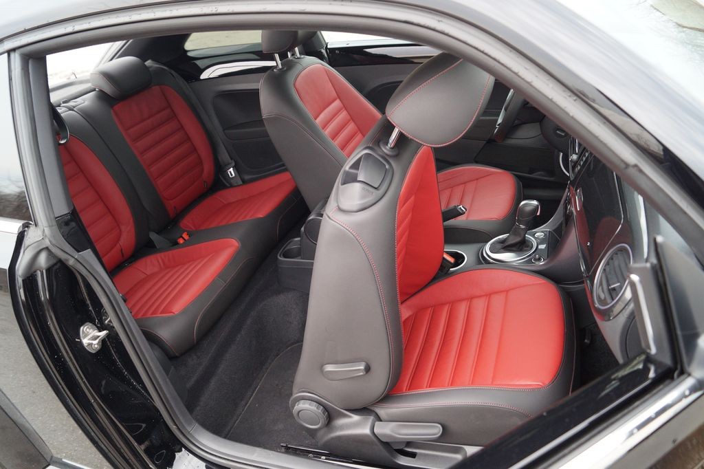 Volkswagen Beetle R-Line 2.0 TSI - stylowe wnętrze