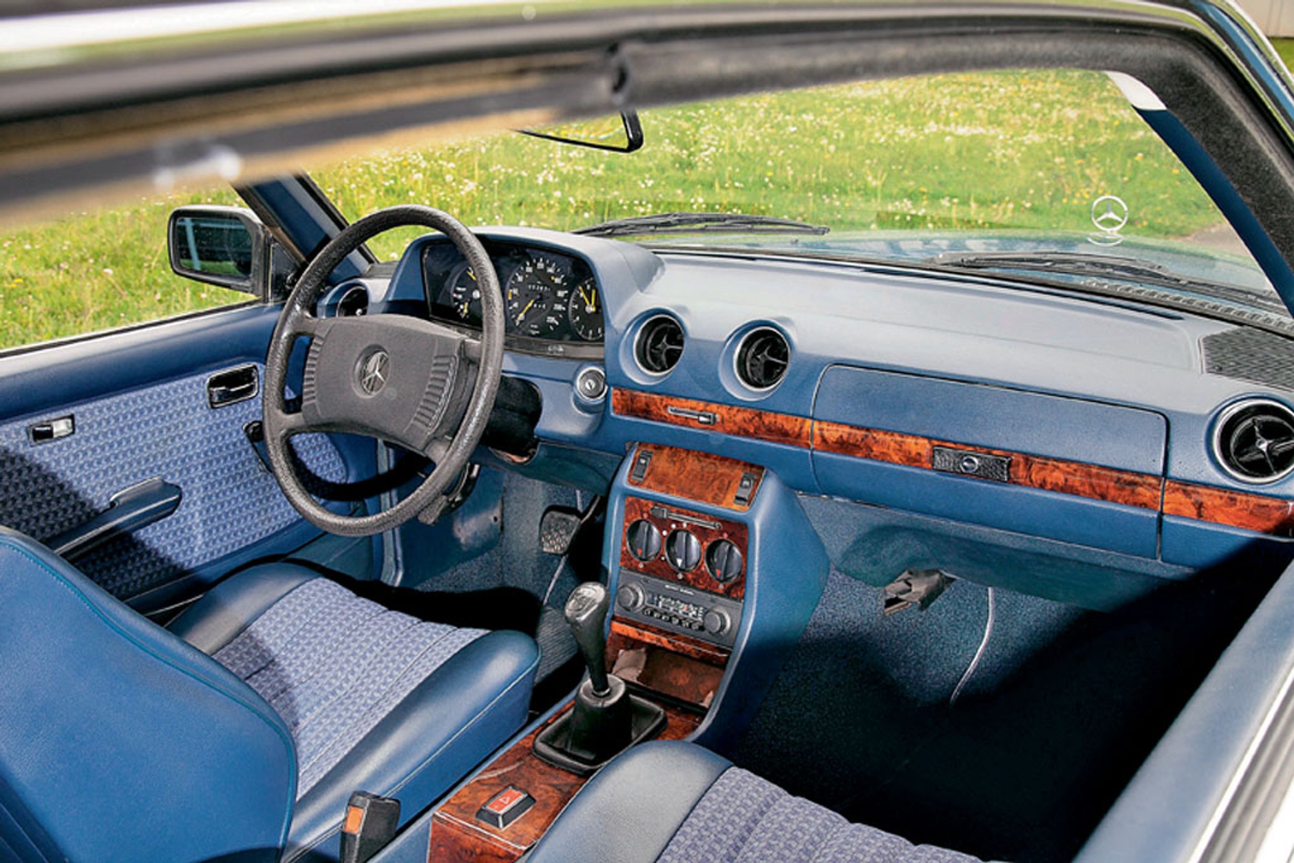 Mercedes 280 CE (C123) - Ulubieniec hipsterów