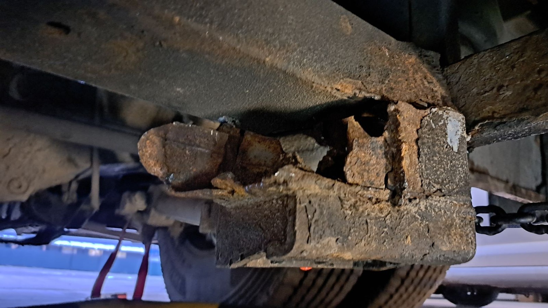 Jechał autokarem z urwaną półosią