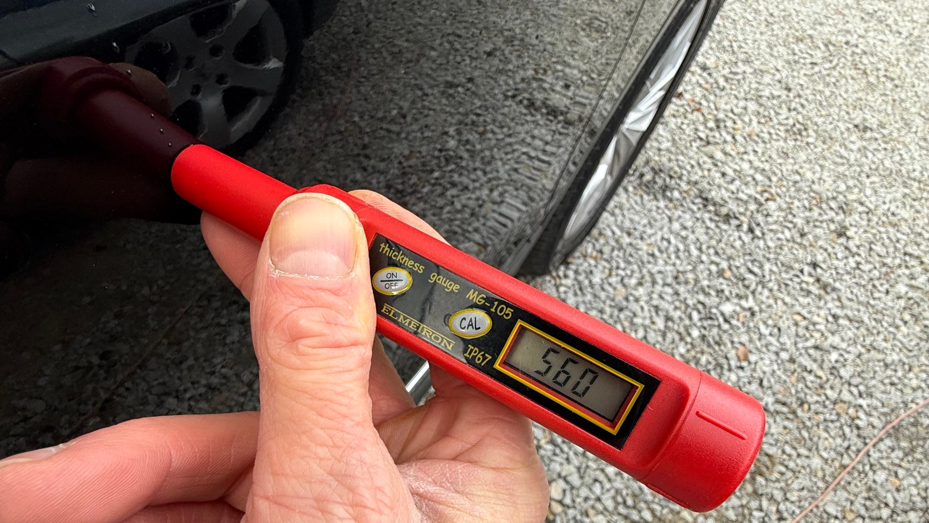 Oprócz śladów demontażu błotnika zauważyliśmy ślady naprawy lakierniczej