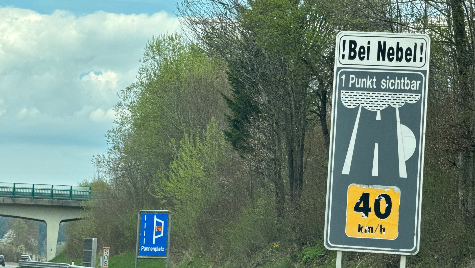 Oznakowanie na drogach Austrii (kropki na drogach), przydatne w przypadku silnej mgły