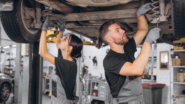 Mechanik, mechaniczka, a może osoba mechaniczna? Warsztaty muszą się dostosować do nowych przepisów.