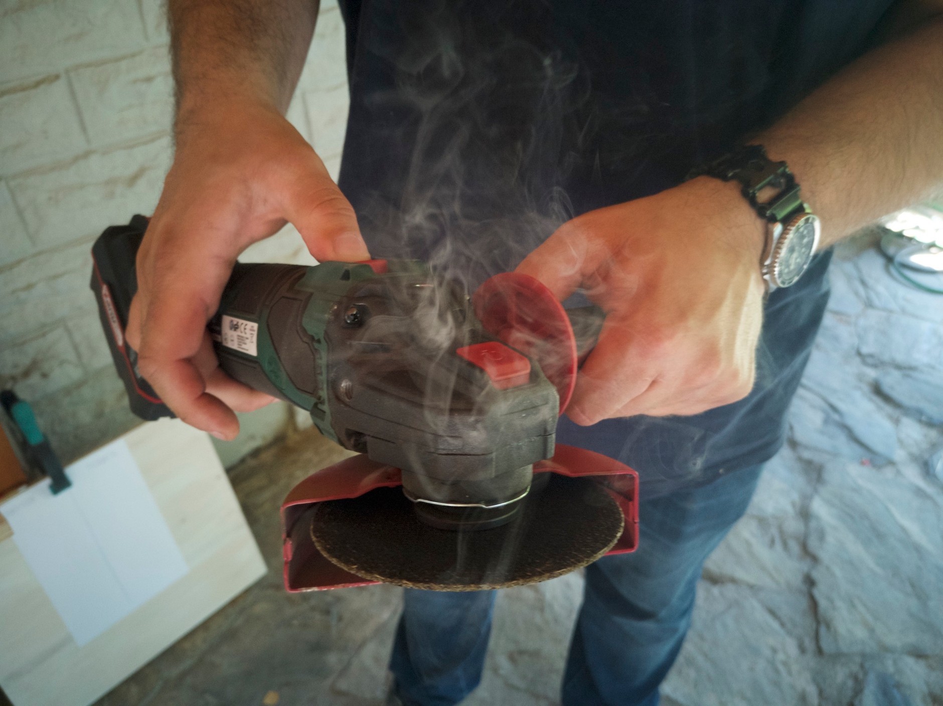 Narzędzie po schłodzeniu i zamontowaniu naładowanej baterii wykonało 16 cięć pręta zbrojeniowego i... zaczęło mocno dymić. Już się nie podniosło...