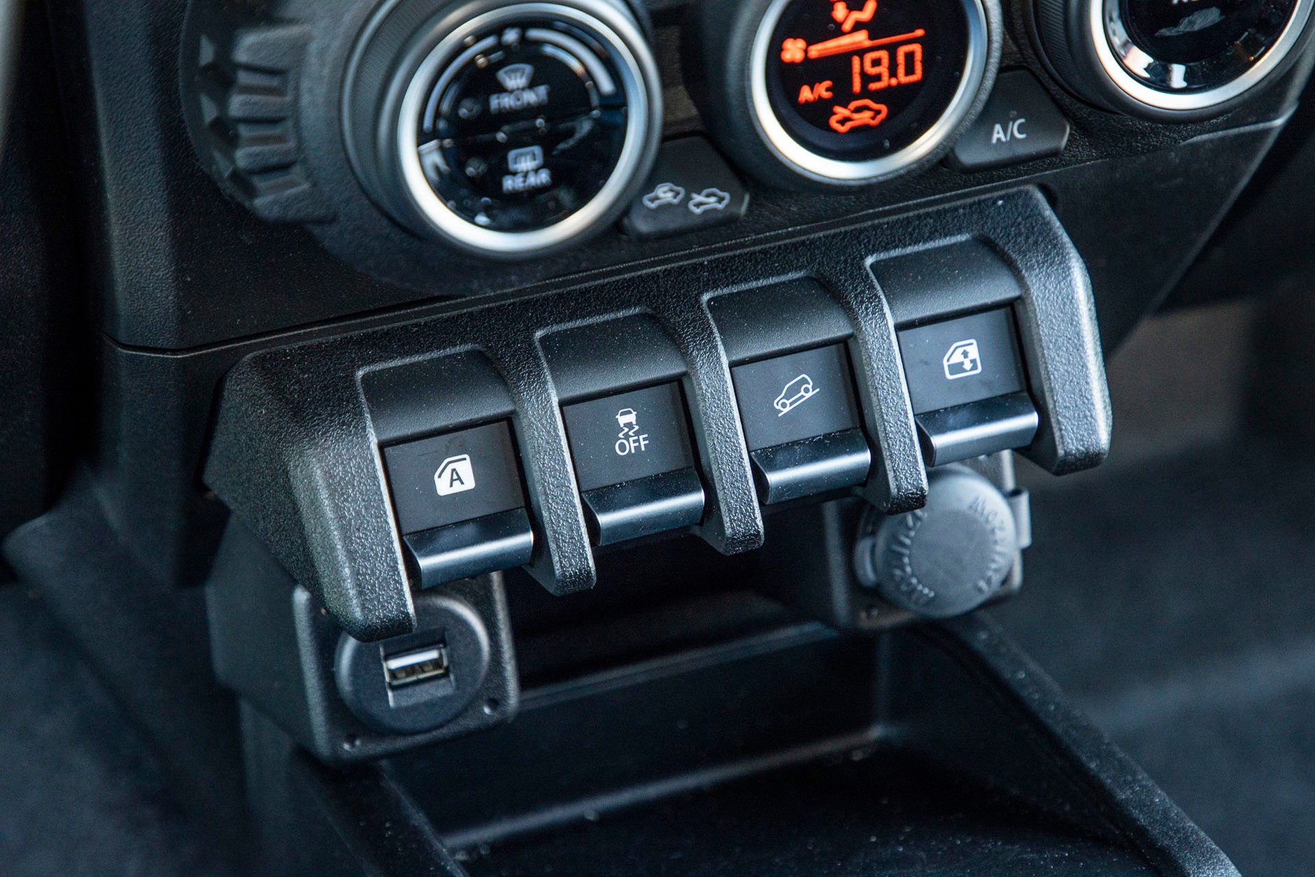 Suzuki Jimny 1.5 VVT 4AT - jego żywioł to teren