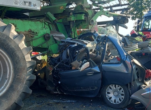 Tragedia pod Siedlcami. Kierowca Citroena był bez szans w starciu z kombajnem