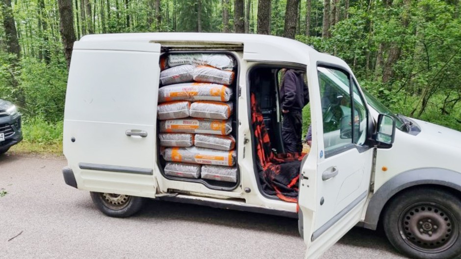 Straż Graniczna zatrzymała dostawczego Forda. Pod workami z peletem była skrytka