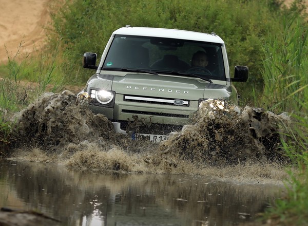 Land Rover Defender 110 – szybki na asfalcie, nadal mocny w terenie