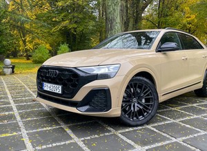 Pierwsza jazda Audi Q8 po liftingu. Główne zmiany to błyskotki, gadżety i bajery