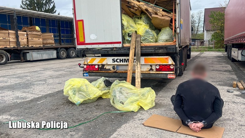 Kryminalni odzyskali skradzioną naczepę ze skrzyniami biegów