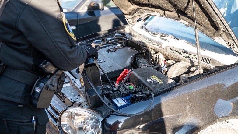 Awaryjne odpalanie samochodu na mrozie przez strażniczkę miejską