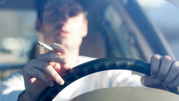 Zakaz palenia w aucie podczas jazdy z dzieckiem - posłanka pyta ministra