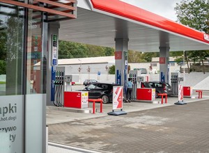 Tanieje ropa, złoty w formie, a ceny paliw... prawie bez zmian