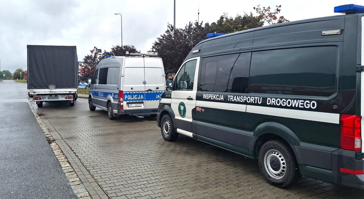 Pokazali inspektorom ITD po dwa dowody rejestracyjne. Sprawę przejęła policja