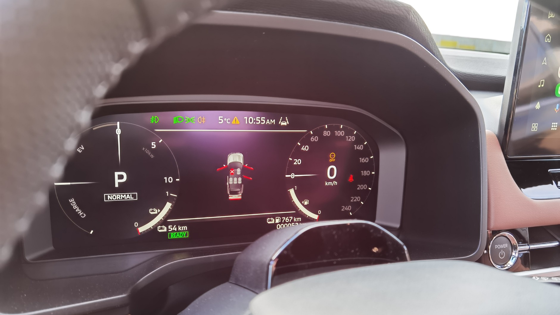 Mitsubishi Outlander PHEV. Na postoju w mniej więcej 1/3 50 km trasy energii zostało na jeszcze 54 km