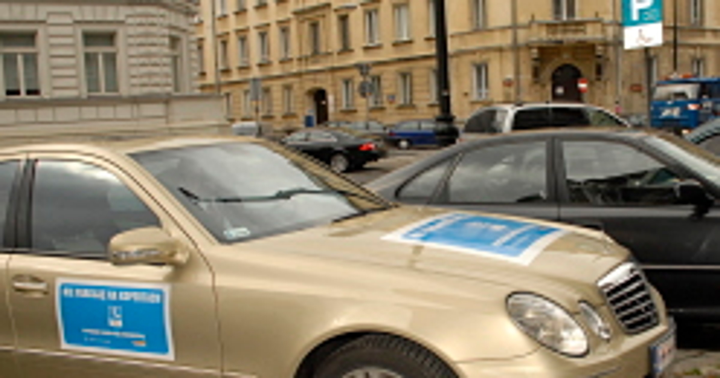 Mercedes: nie parkujemy na kopercie...