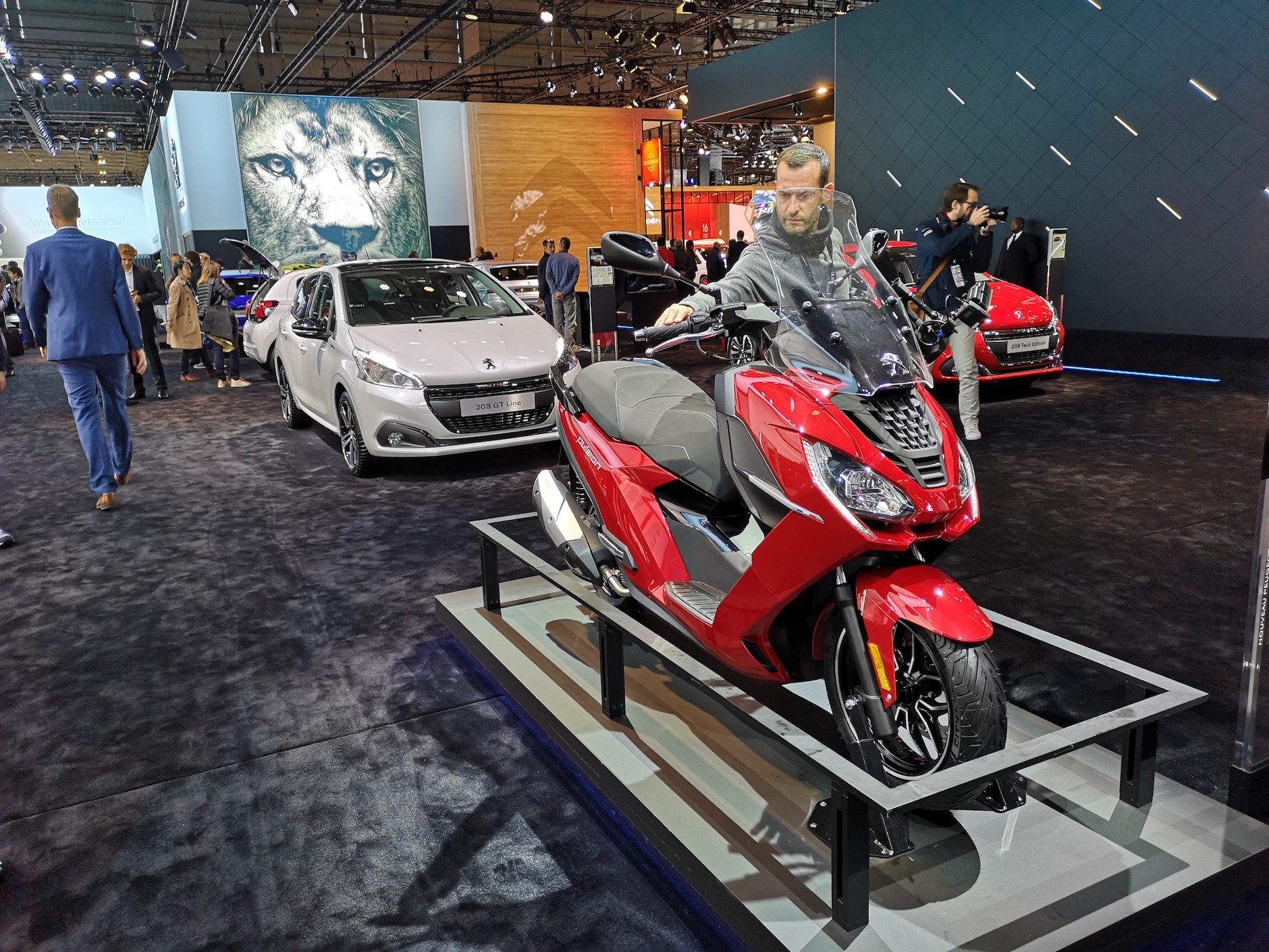 Peugeot na salonie samochodowym w Paryżu