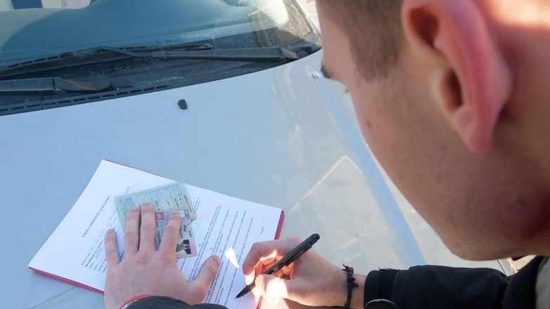 Co powinno znaleźć się w umowie kupna-sprzedaży auta?