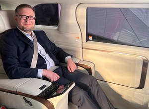 Obejrzałem Lexusa LM. Czy luksus może być minivanem?